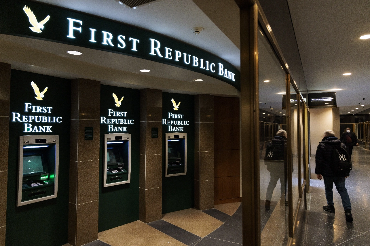 Amerikaanse overheid zoekt overnemer voor noodlijdende First Republic Bank; mogelijk vier partijen geïnteresseerd.