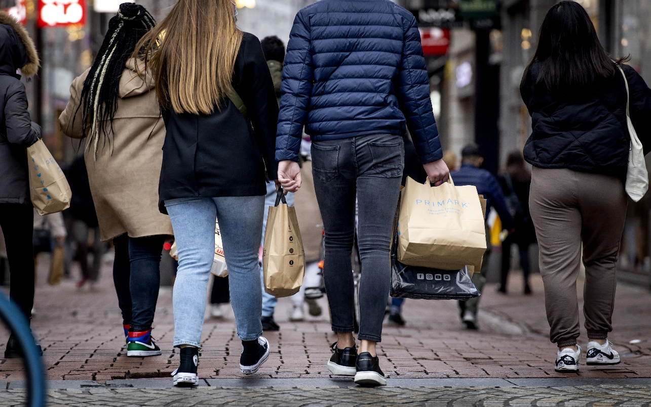 Nederlanders kopen minder spullen, geven meer uit aan diensten