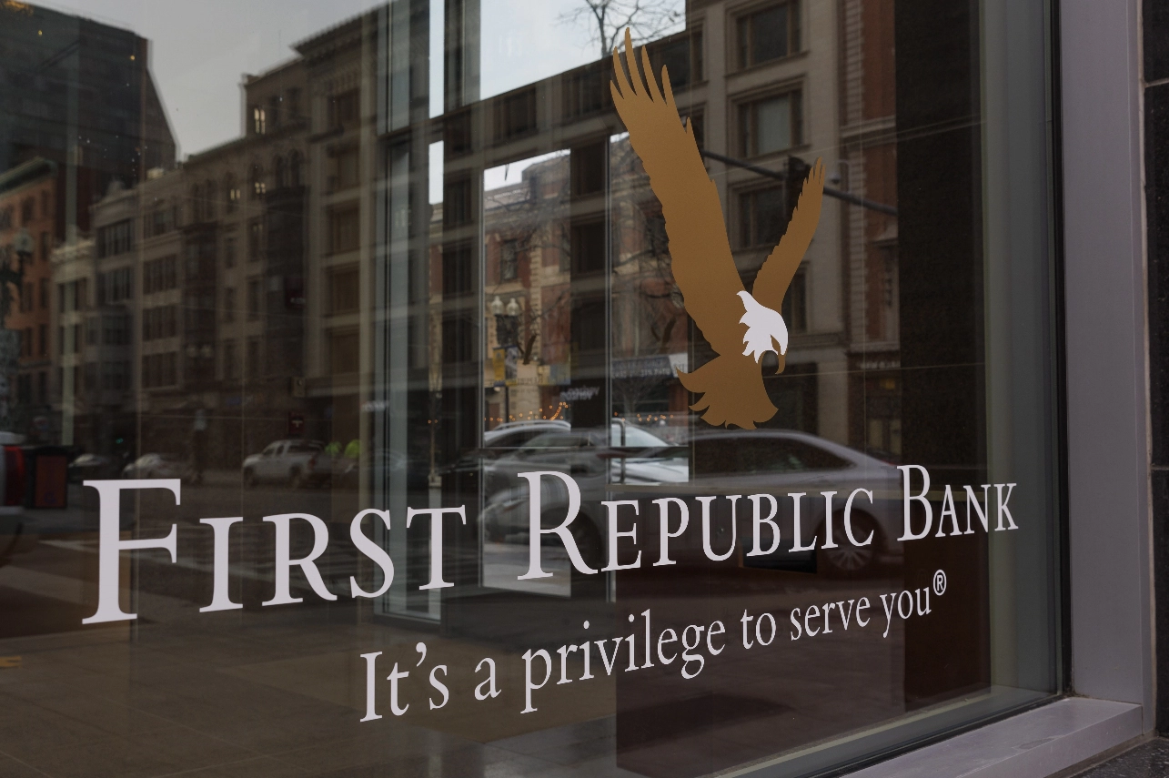 First Republic Bank valt om en wordt verkocht aan JPMorgan