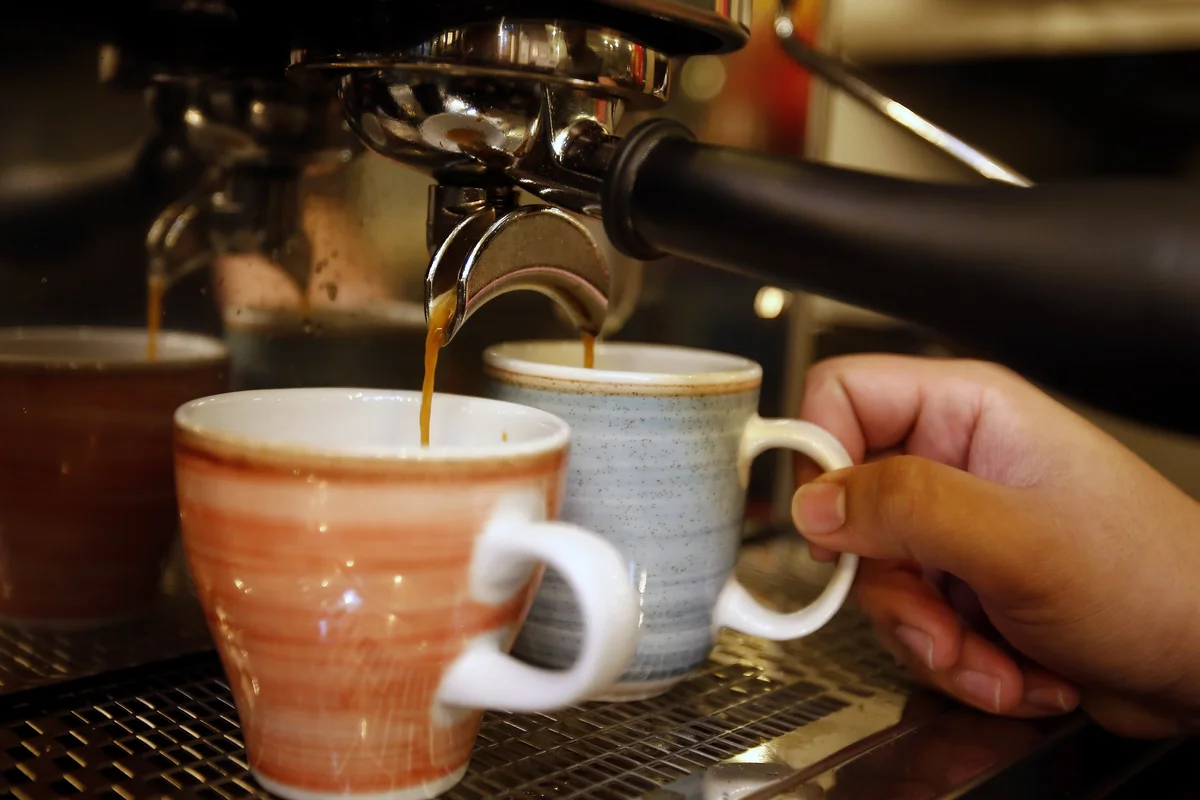 Kop koffie in grote steden goedkoper, vraag havermelk daalt