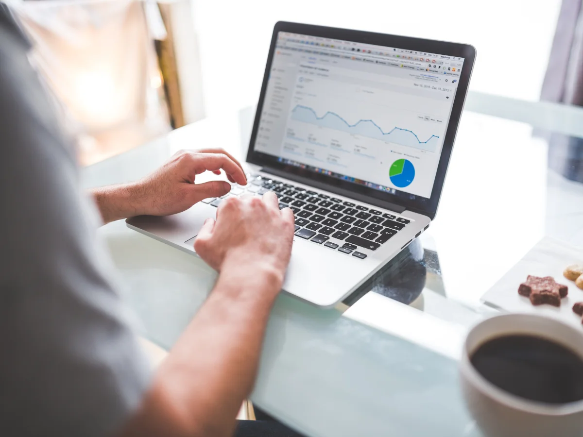 Iemand die op de laptop bezig is met SEA